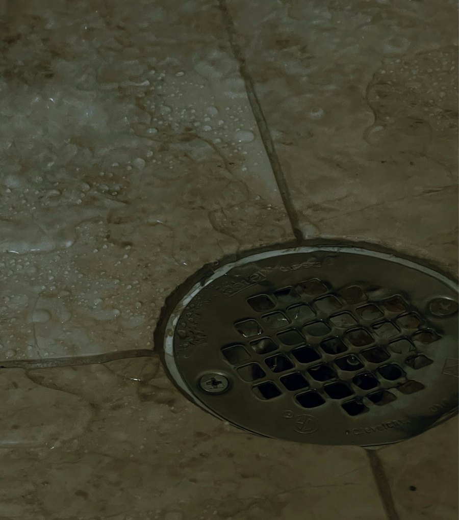 Desagüe de piso de un baño