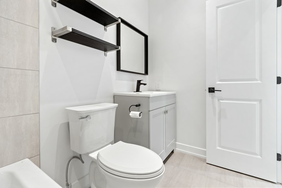 Baño con WC y lavamanos instalados